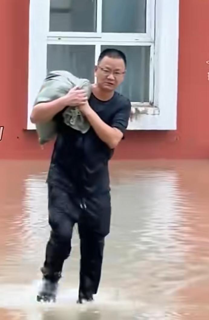 暴雨中肩扛早餐，校长蹚水守护住校学生
 
受强降雨影响，浙江温州苍南县遭遇暴雨侵