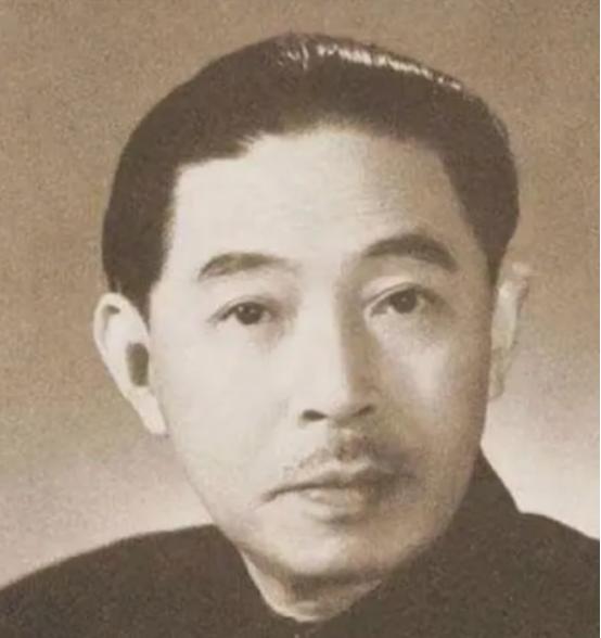 1928年，32岁的茅盾出轨23岁的女学生秦德君。不久后，秦德君怀孕，茅盾一把将