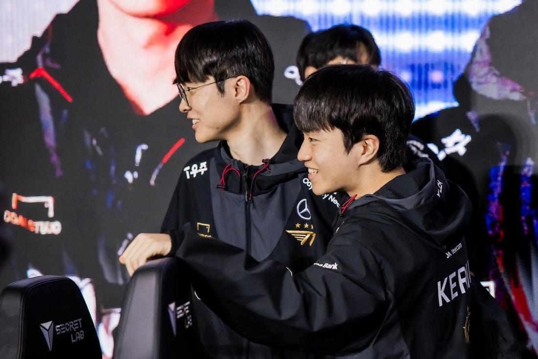 网友怒斥Faker/Keria变卦冠军皮肤：范进中举不表演不肯消停的！S13冠军