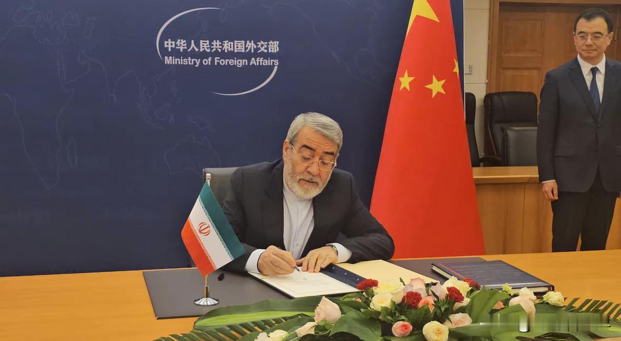 犹豫了半个月，伊朗还是决定加入这个由中国倡议建立的组织。7月31日，伊朗驻华使馆