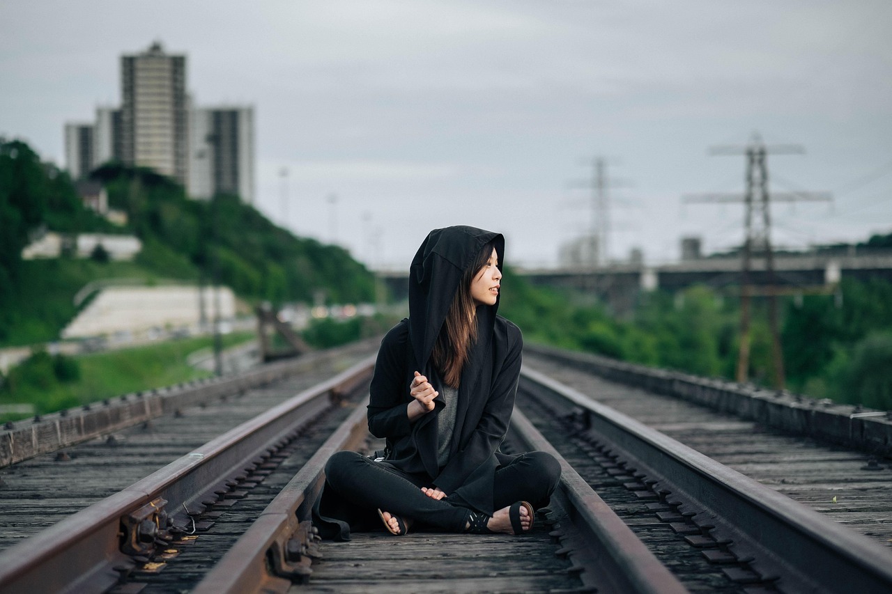 黄仁勋在柏林GTC大会上把AI明确定义为生产智能的制造业和底层基建。他抛出五层蛋