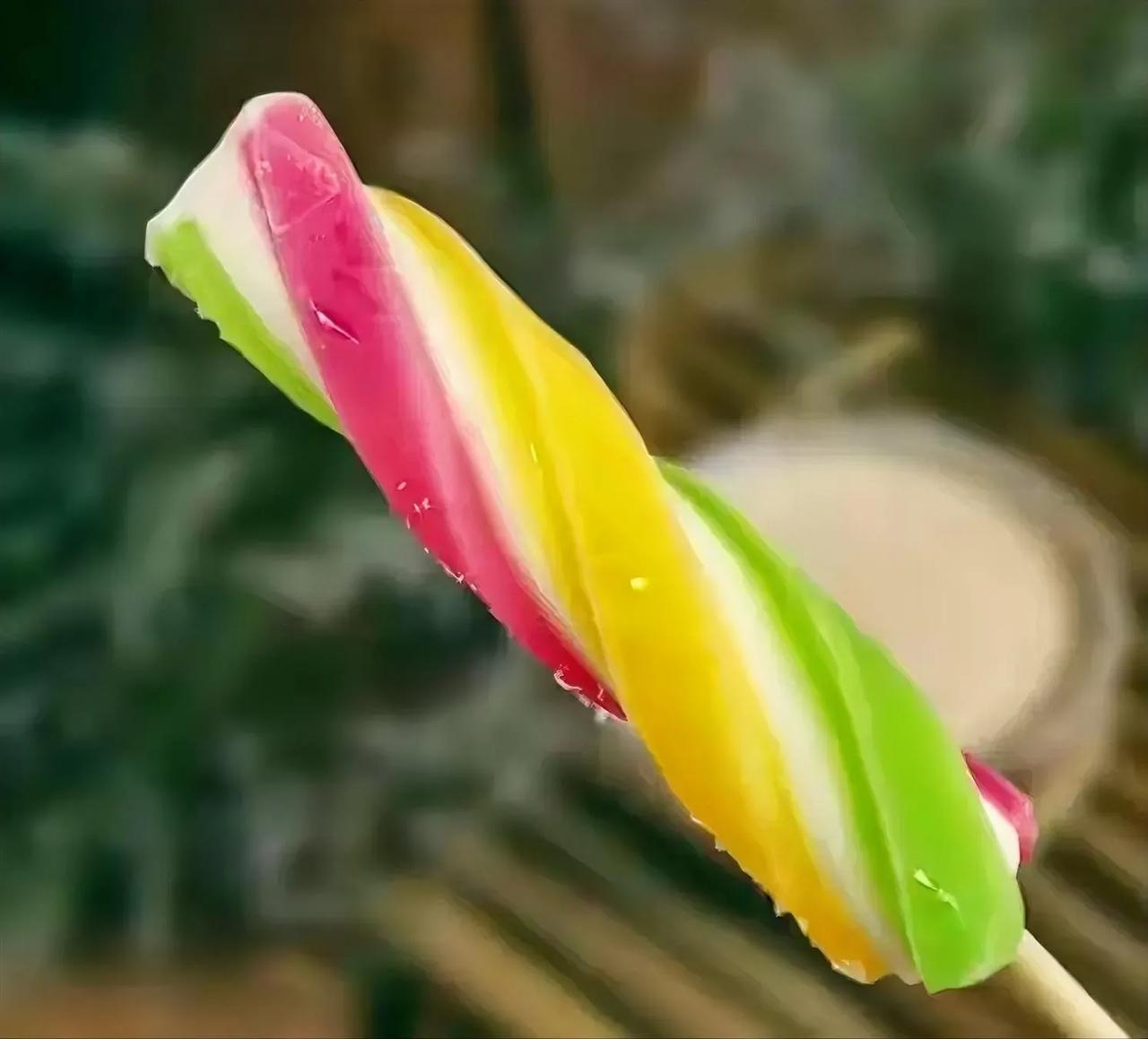 现在冰箱里还有很多雪糕，如果是你们，是吃还是丢呀？