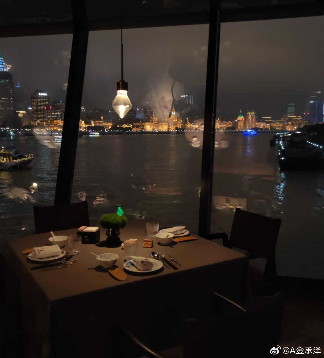 深夜看着盘面一根大阴线砸下来，很多人心里开始慌乱。冲高之后快速跳水，账户起伏之间