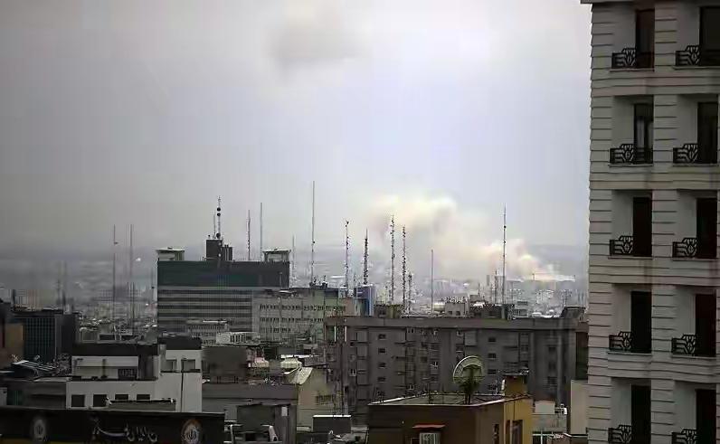 突发！伊朗重拳出击，美国这回真的慌了神，连自家议员都公开捅破窗户纸：政府严重低估