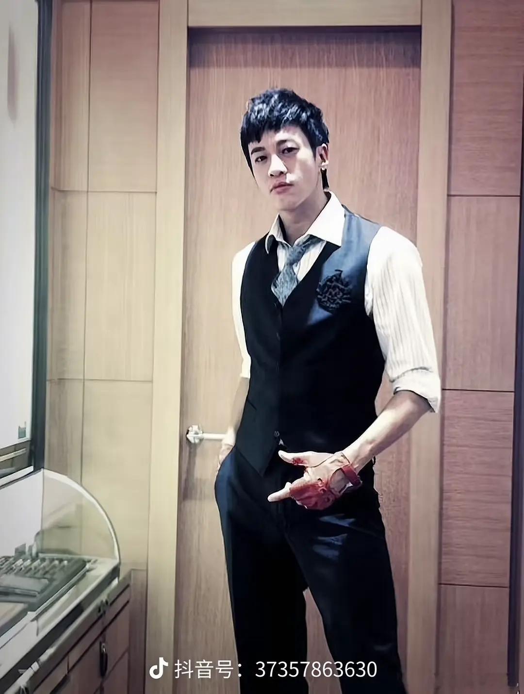 老叔年轻时候身材比例无敌了 看着不止186 