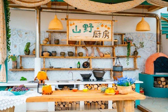 衢州古村用秋日流量激活乡游动能 近日，衢州市衢江区东坪山上，忆宿·隐柿东坪客栈七