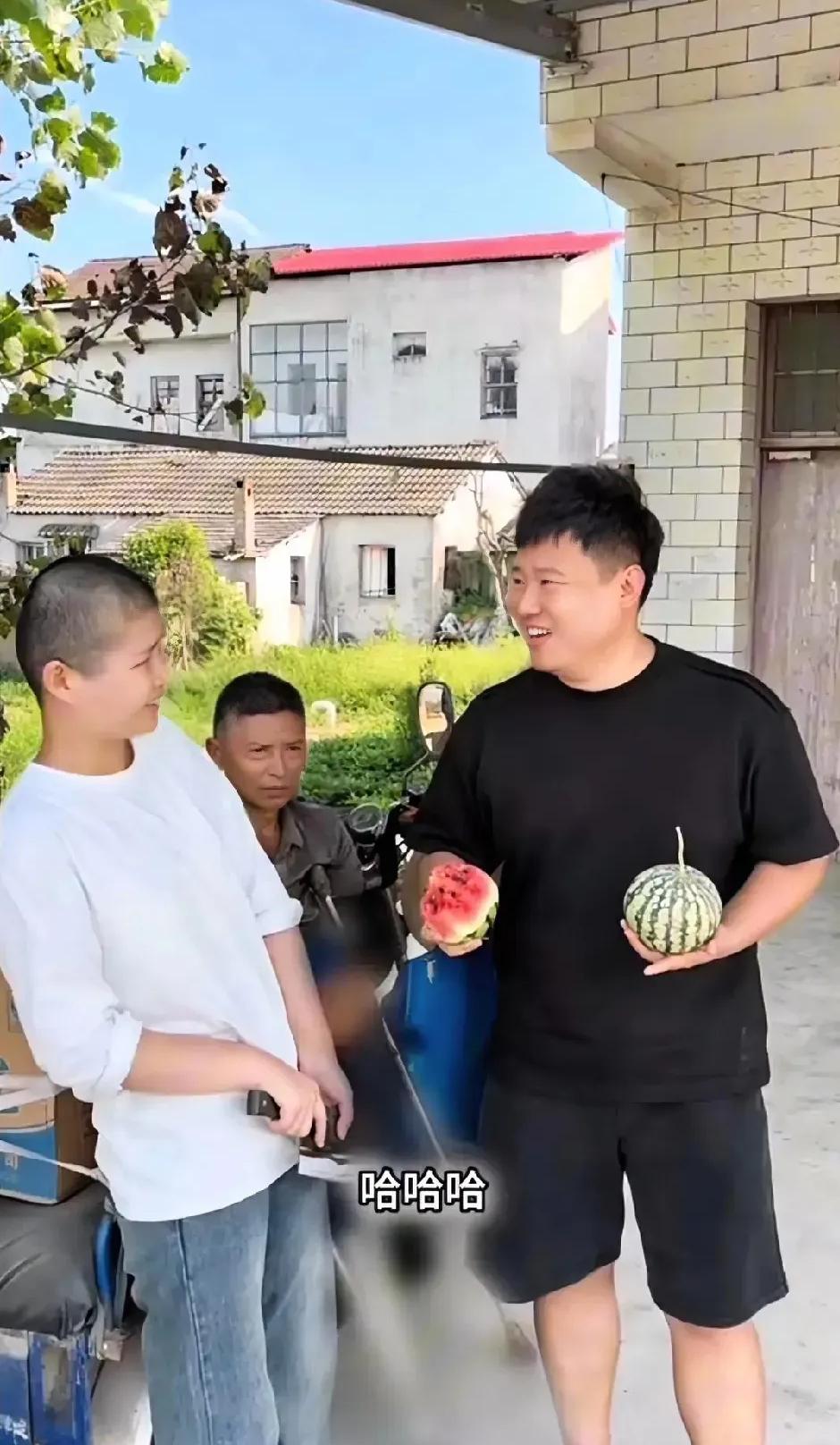 “看哭了！” 湖北仙桃，一名女孩在街边理发，身边有个牌子，“8元一位”，这时，一