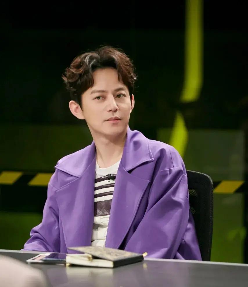 何炅一句话，解开我多年的疑惑。他说：怎么样我觉得这个人能处呢，就是我跟他俩单独待