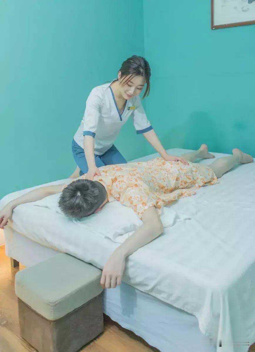 重庆，小伙在水会点了个349元的洗澡按摩套餐，按到一半看女技师漂亮不容易，打赏她