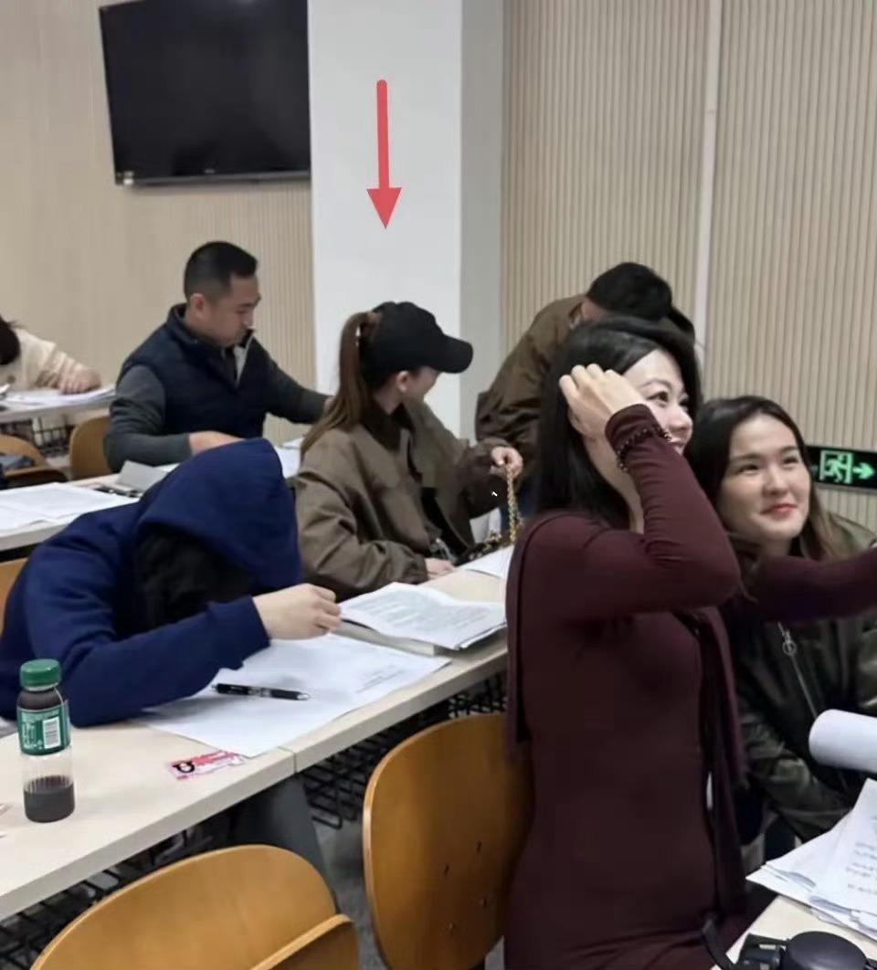 居然在北大偶遇戚薇考试！姐你居然不声不响成了非全日制研究生，咱还有多少惊喜是不知