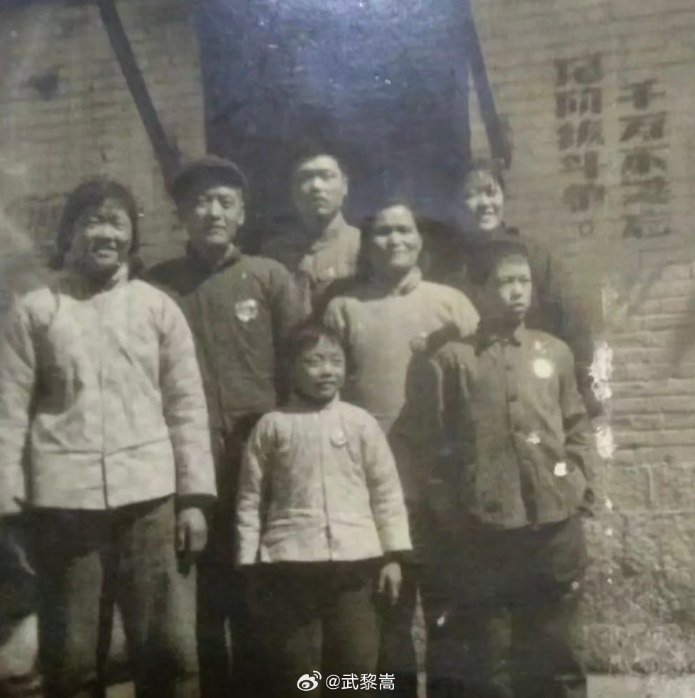 二〇二四年秋天，我父亲病重的时候，我伯父还骑着电动车慢慢摸到医院探望，拉着我父亲