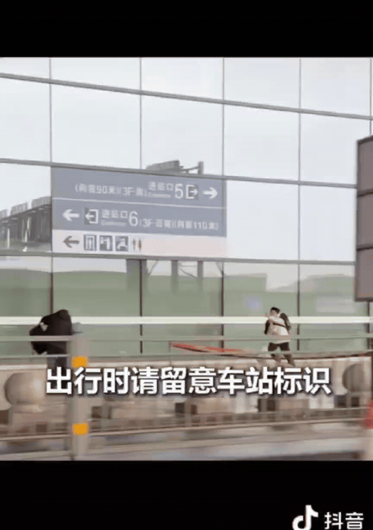 最近一则高铁送站的视频火了：妈妈送儿子进站后，看着孩子追着车跑，满心感动以为孩子
