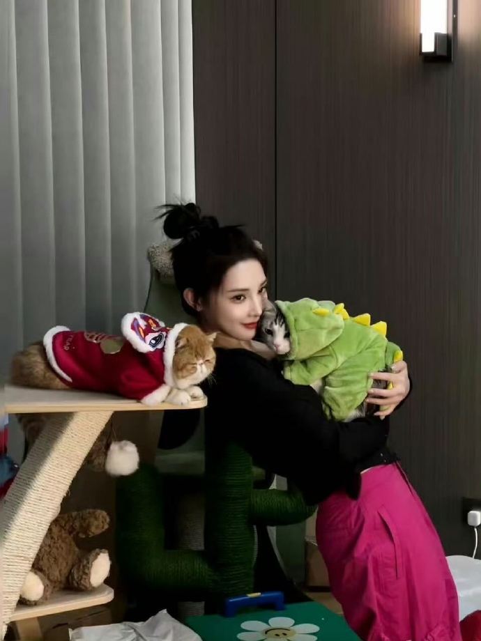 彭小苒曾在横店收养流浪猫 谁懂啊😂 彭小苒最新采访提到，自己养了四只猫，有一只