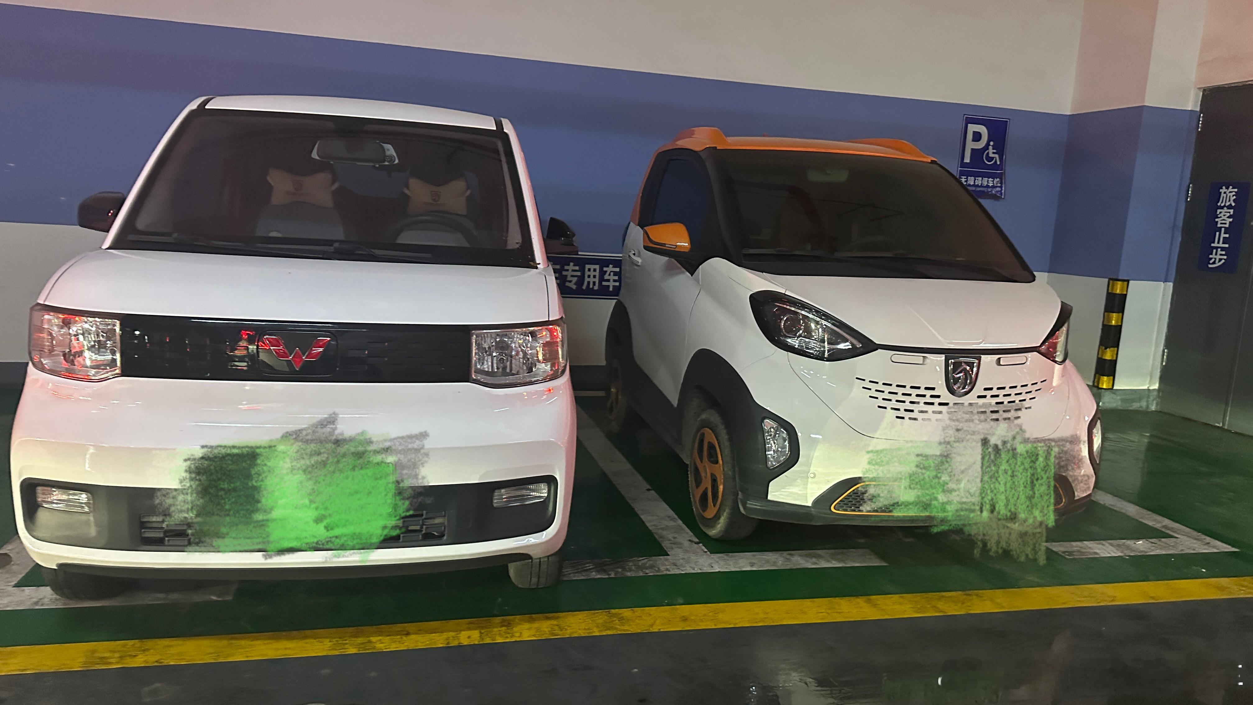 柳州停车场里有很多微型车，而且它们还有专属停车位，普通车型根本停不进去。这也算是