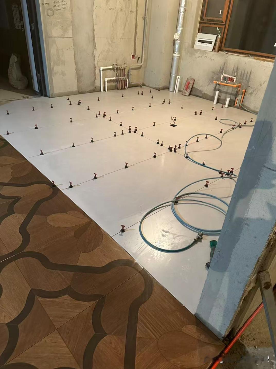 邻居选的这个地板砖黑色线条的花太诡异了。

最后看她的墙面与顶面的装修风格，如果