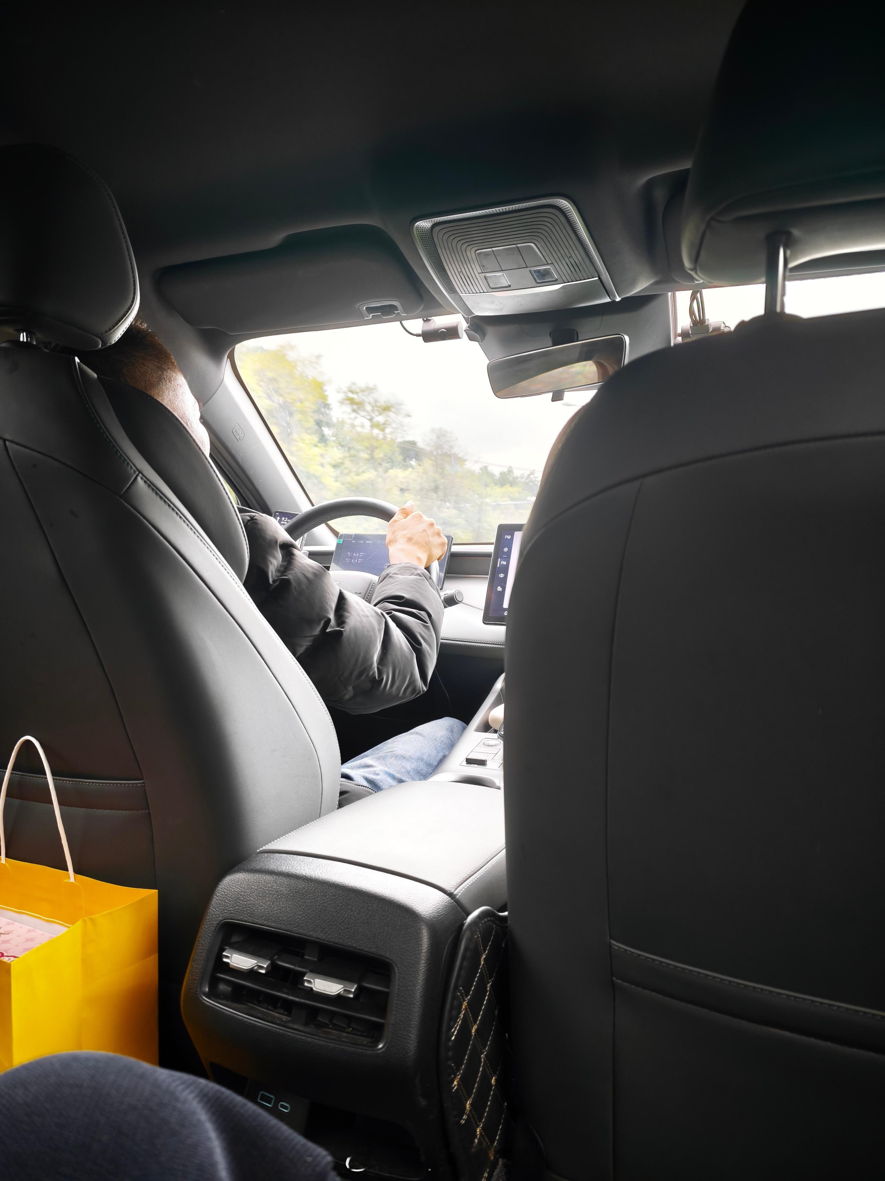 这师傅风琴脚，加上车里有点不知道是汗味还是臭脚丫子味快给我开晕了[融化][融化]