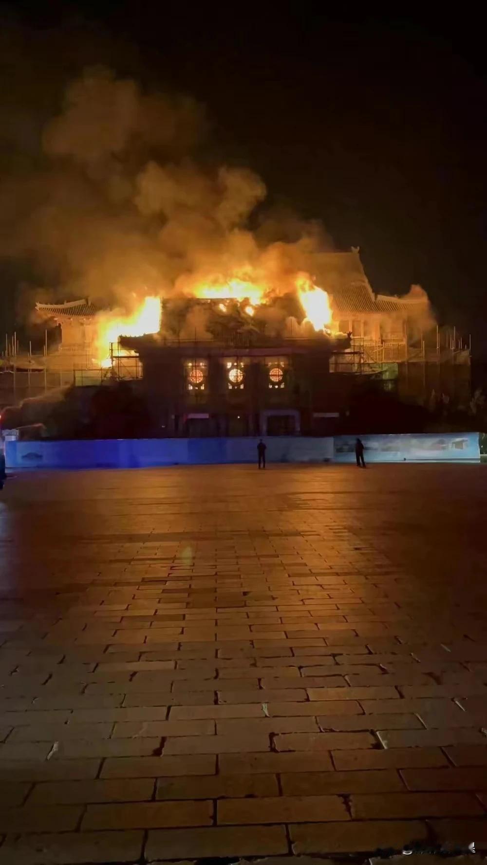 还好没人员伤亡，只是可惜了这么好的古建筑。

昨晚23时左右，河南大学一正在修缮