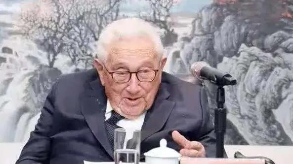 基辛格神预言成真！英国为援乌掏空家底，民众直呼扛不住了。

脱欧后经济疲软，英国