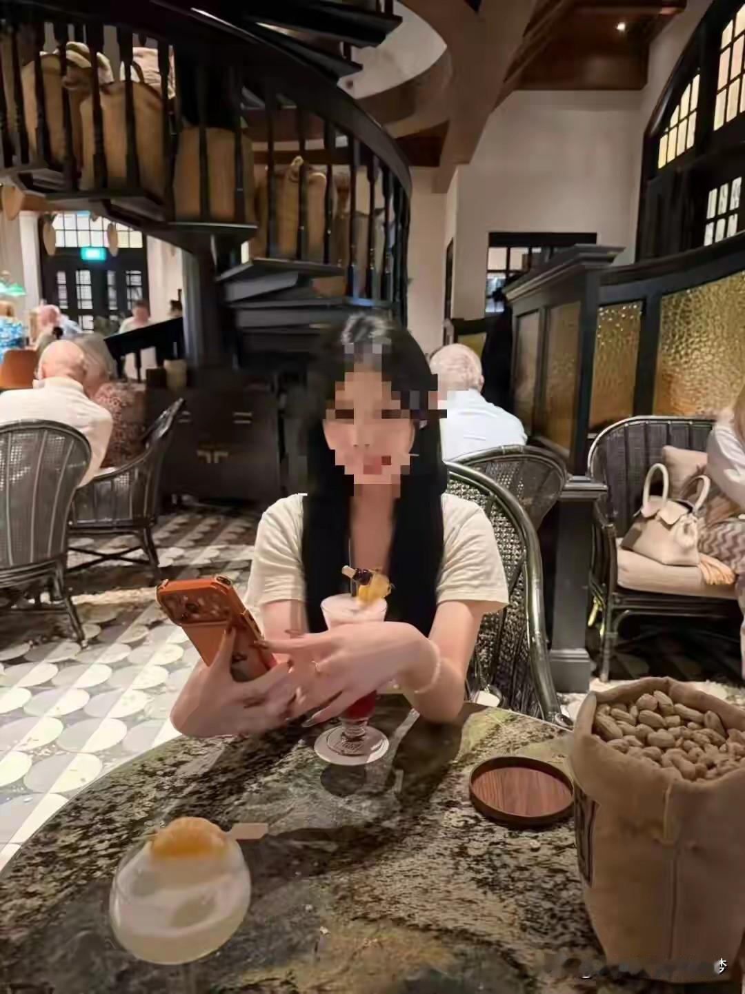 据悉，来自广东大学的一个女子，在社会上认识了一个女人，这个女人不知道用了什么方法