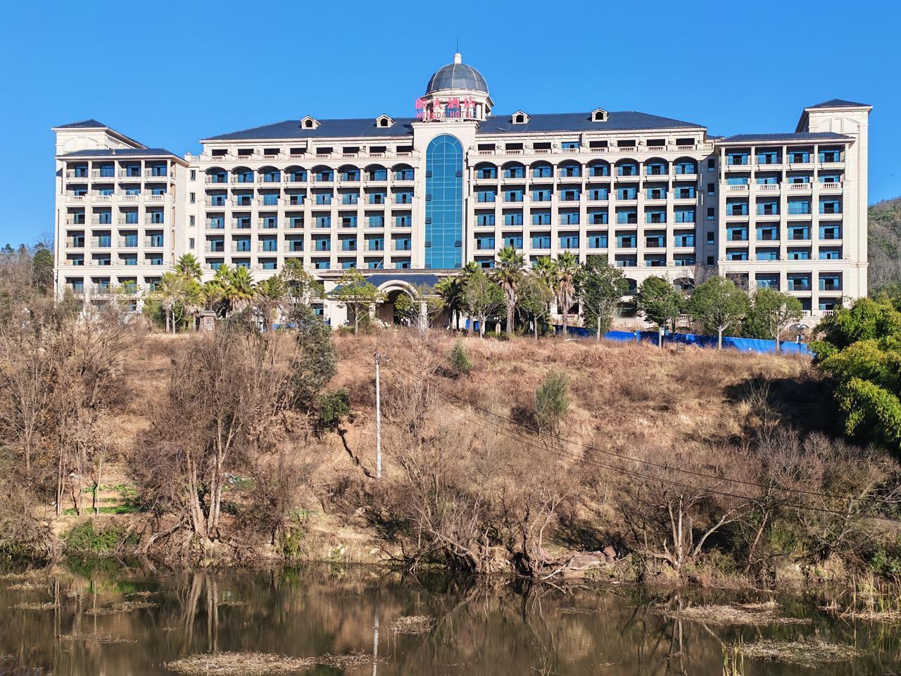 可惜了，可惜了！
这是昆明安宁市太平新城的恒大金碧天下烂尾的五星酒店——恒大酒店