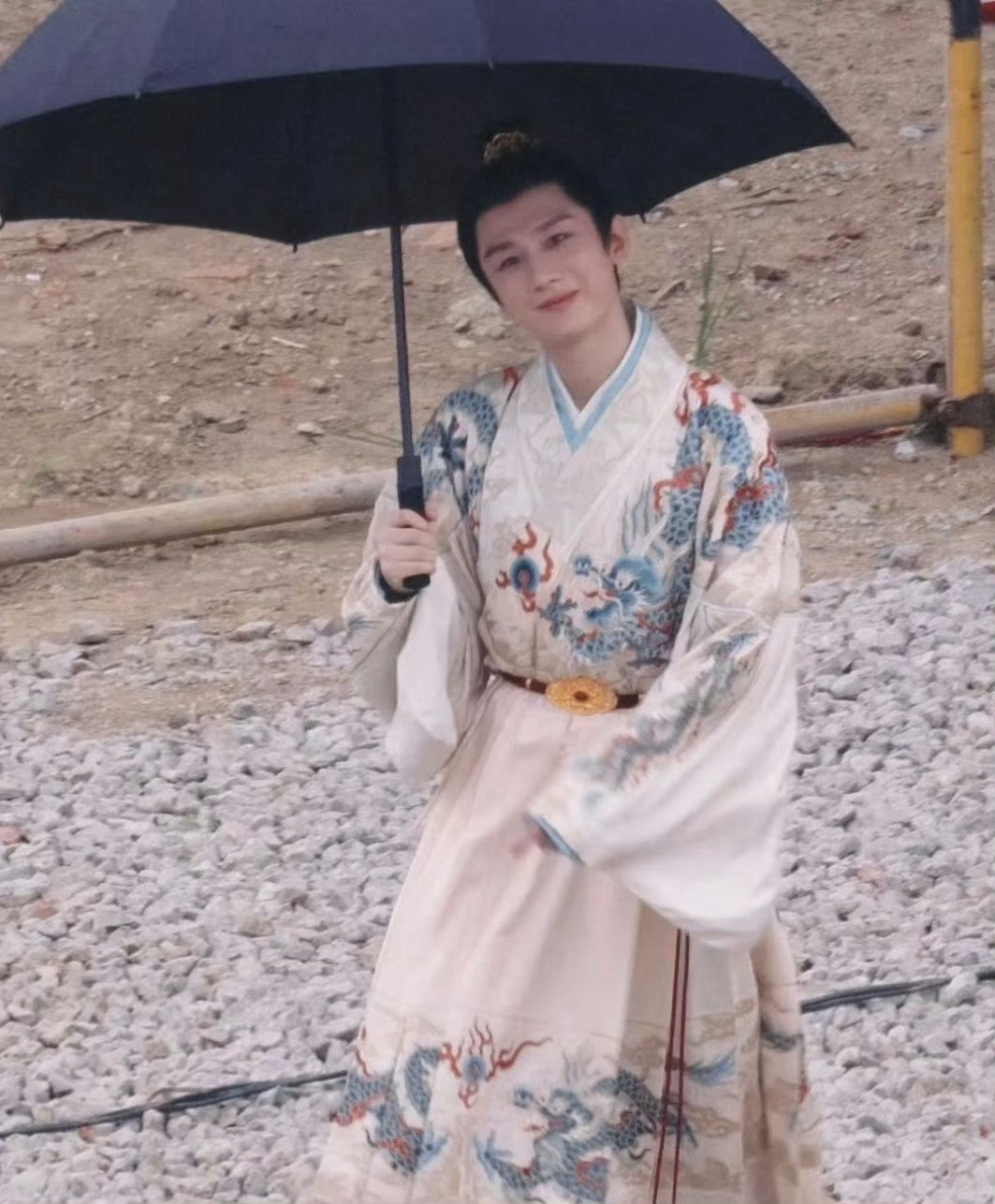成毅这次的古装造型终于换了，好看吗？[思考][思考][思考]导演对成毅的喜欢显而