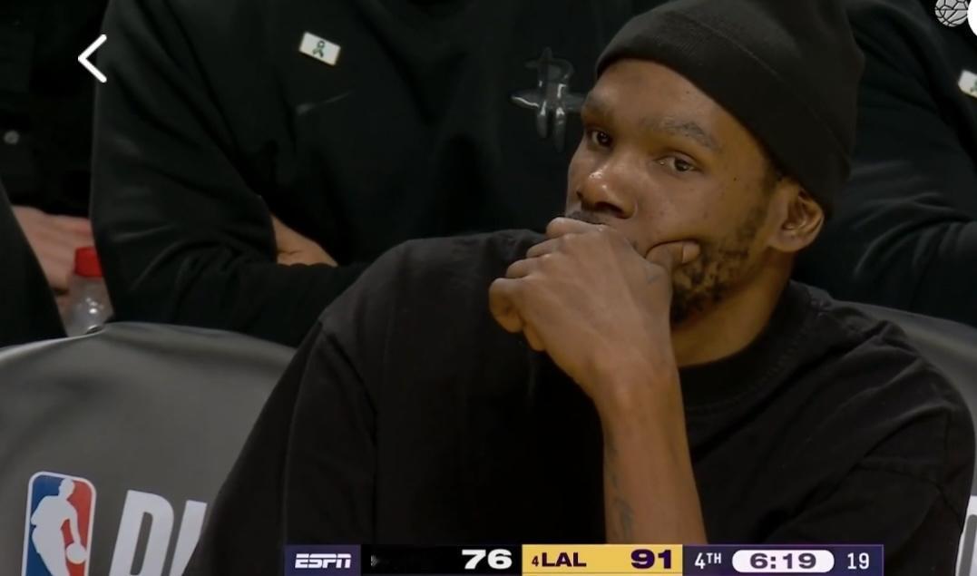 第四节6分17秒，现场镜头对准便装坐在替补席的杜兰特，他左手托腮，眼神呆滞，陷入