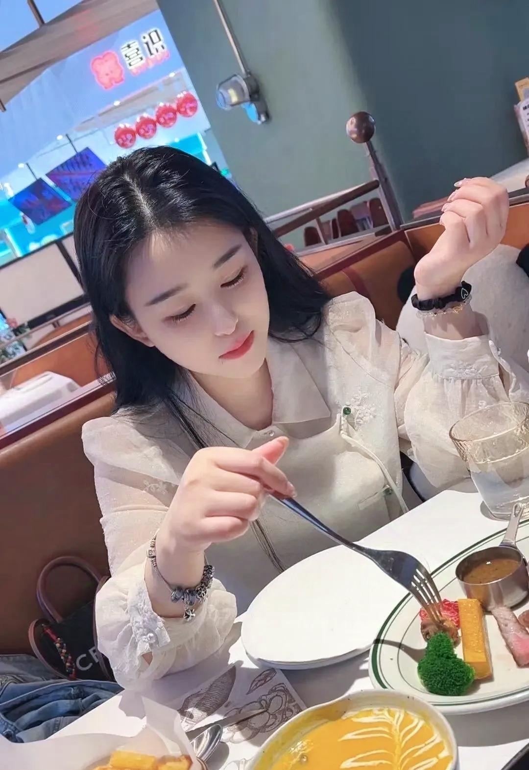 一辈子很短能否找个生理性喜欢的人轰轰烈烈的好好爱一场…有人说，爱是权衡利弊后的选