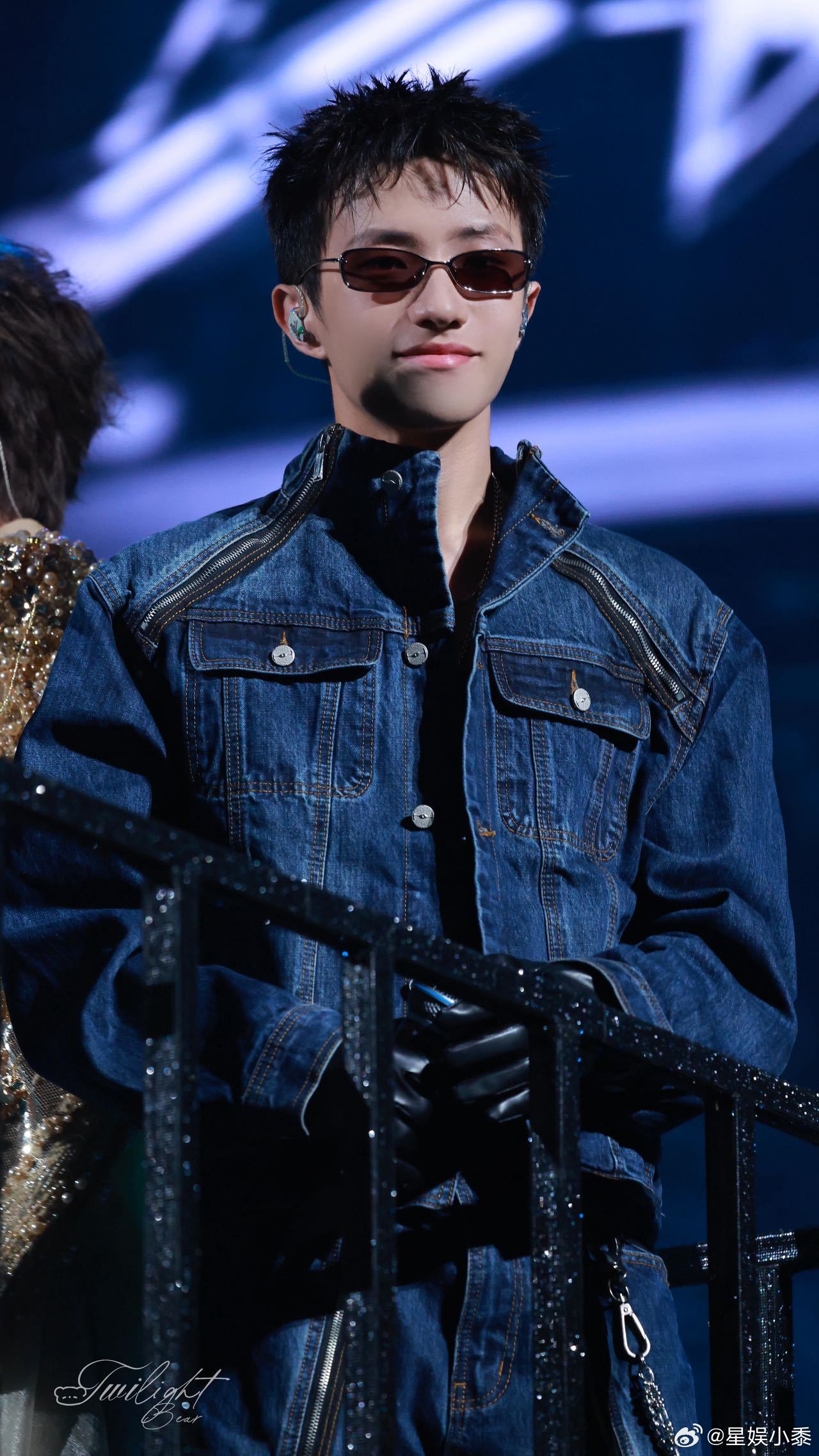 新浪娱乐王一珩麻烦收敛下颜值王一珩颜值夯爆了舞台灯光一打直接全场焦点，眉眼自带故