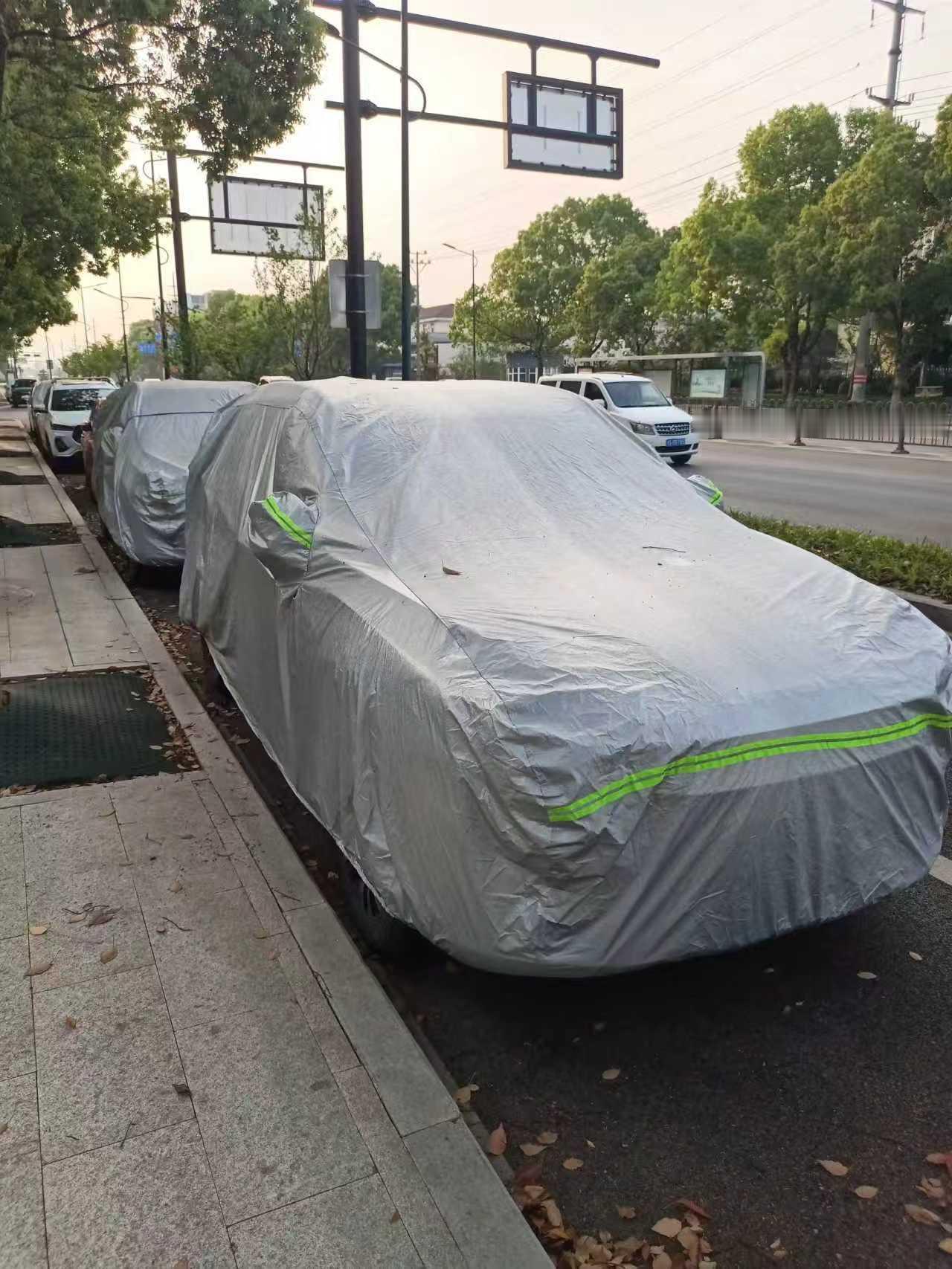 如何预防挡风玻璃结冰 个人觉得预防玻璃结冰的办法最好就是，前一晚用车衣把汽车盖住