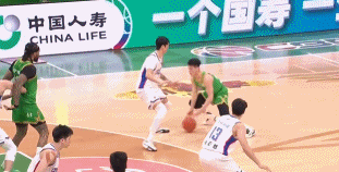 这球犯规没？今晚天津男篮客场91-105不敌辽宁男篮，比赛中天津男篮两位主力郑昊