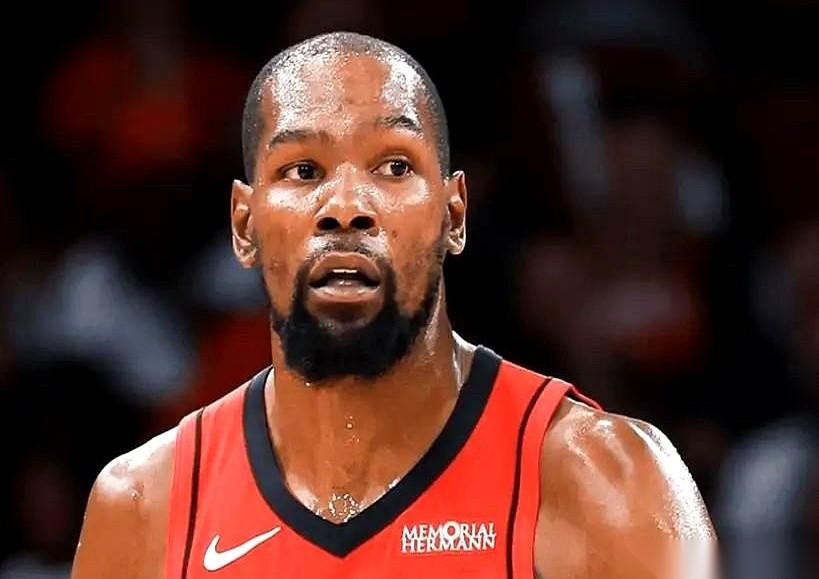 我今天算是看明白了，杜兰特这哥们儿，可能真的有个死穴。
第四节，一个八秒违例。你