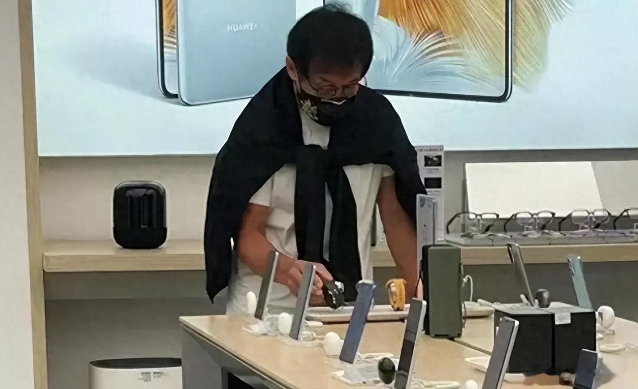 【网友偶遇成龙买华为手机，亲自到店挑选却没有现货，网友喊话余承东赠送一台】9月1