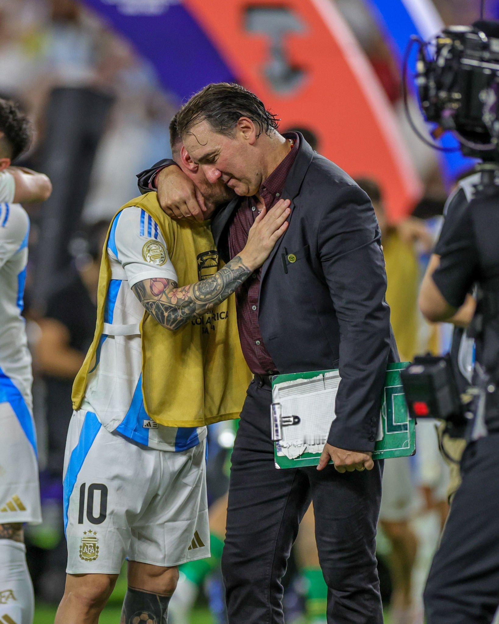 哥伦比亚教练内斯特·洛伦佐：“当梅西在决赛中受伤离开时，我并没有考虑任何其他事情