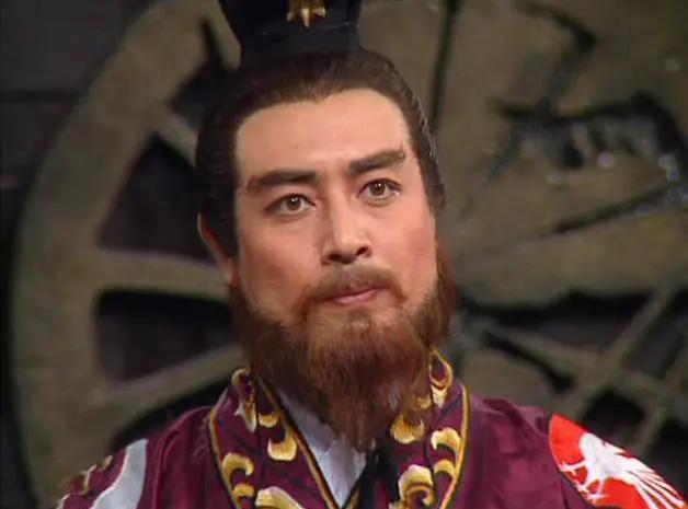 209年，48岁的刘备迎娶17岁的孙尚香。新婚夜，刘备喜滋滋准备入洞房，他才到门