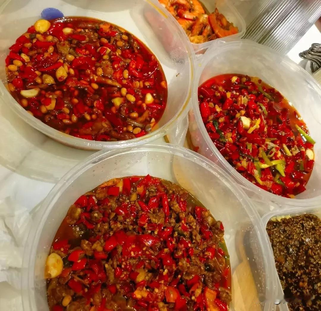 全国吃辣，哪都不服，就服江西！

别说四川重庆或者湖南，你们那点辣只能够唬唬其他