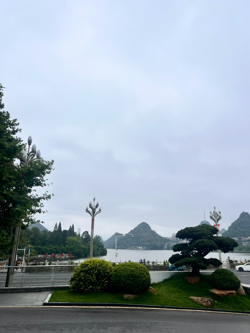 每日一善  不必做惊天动地的大事，帮一次举手之劳，说一句暖心话语，包容一次无心过