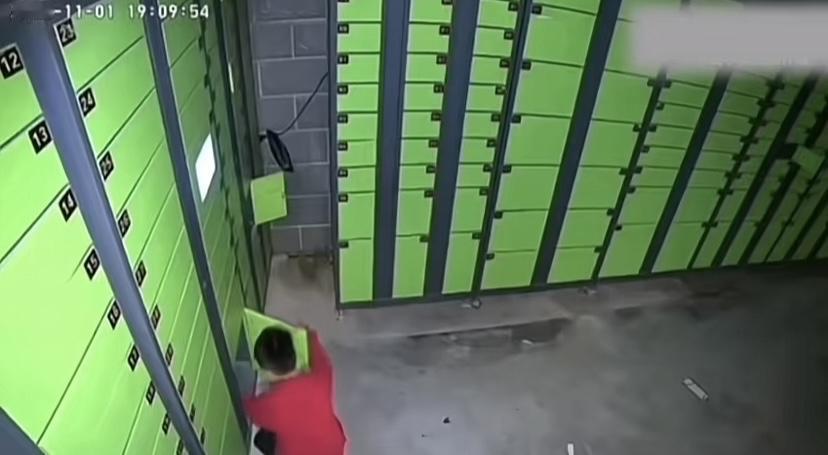 看看怕不怕，小男子顽皮到什么程度，自己钻进快递箱玩，在关门那一刻傻眼了，好在外面