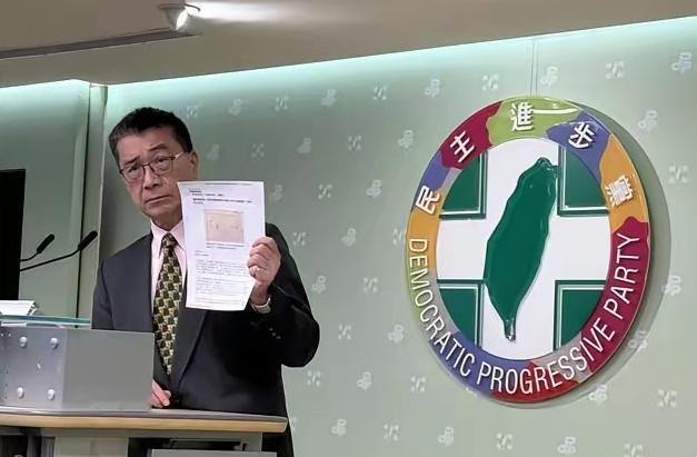 9月16日，民进党秘书长徐国勇拿出蒋介石的手谕反击国民党，他说老蒋都承认台湾是托