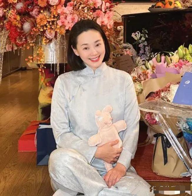 林依轮的老婆捐长发给肿瘤病人，果然，善良的女人不显老，西华53岁还年轻漂亮。 