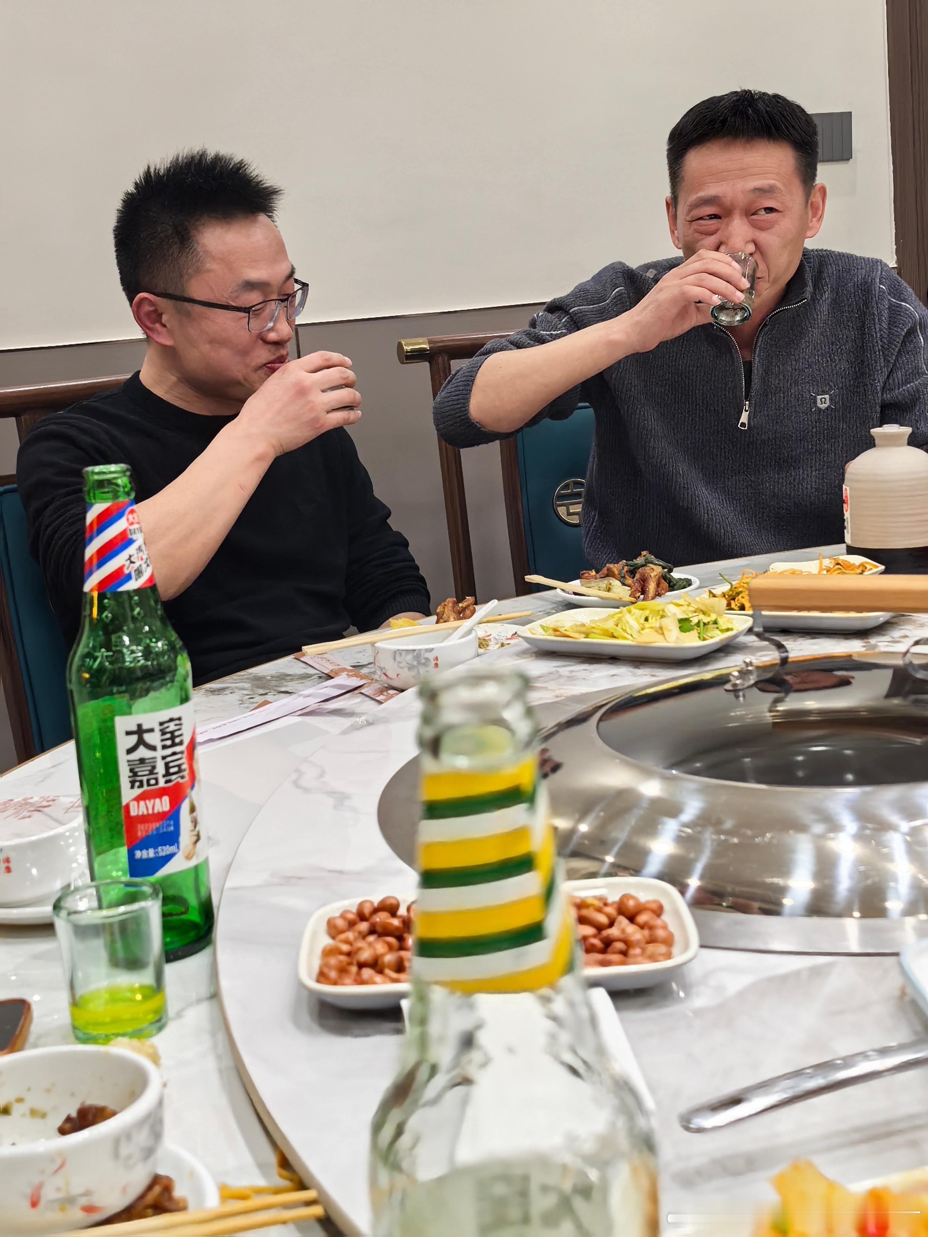 昨晚领儿子跟初中几个要好的同学相聚，吃的舒兰名吃铁锅炖。我们相识的时候正是儿子现