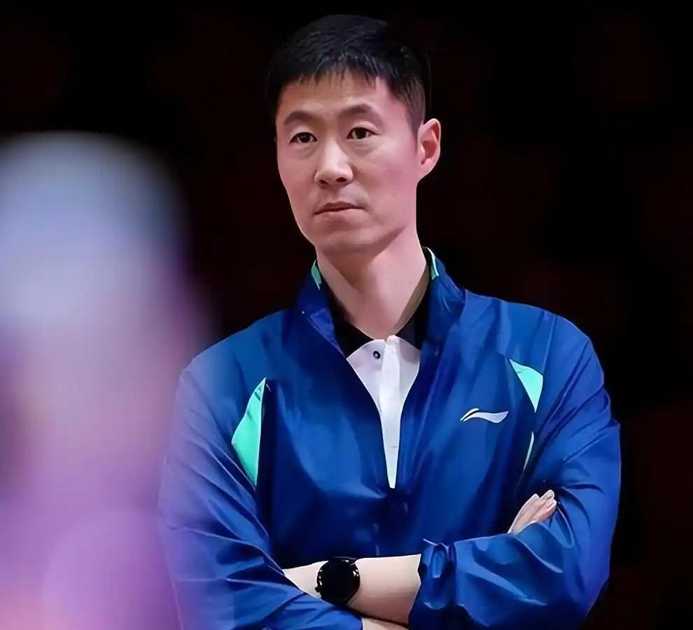 王励勤动真格了，
不仅拉着队伍跑到偏僻乡下集训，
更是专门给莎莎请来了任满迎体能