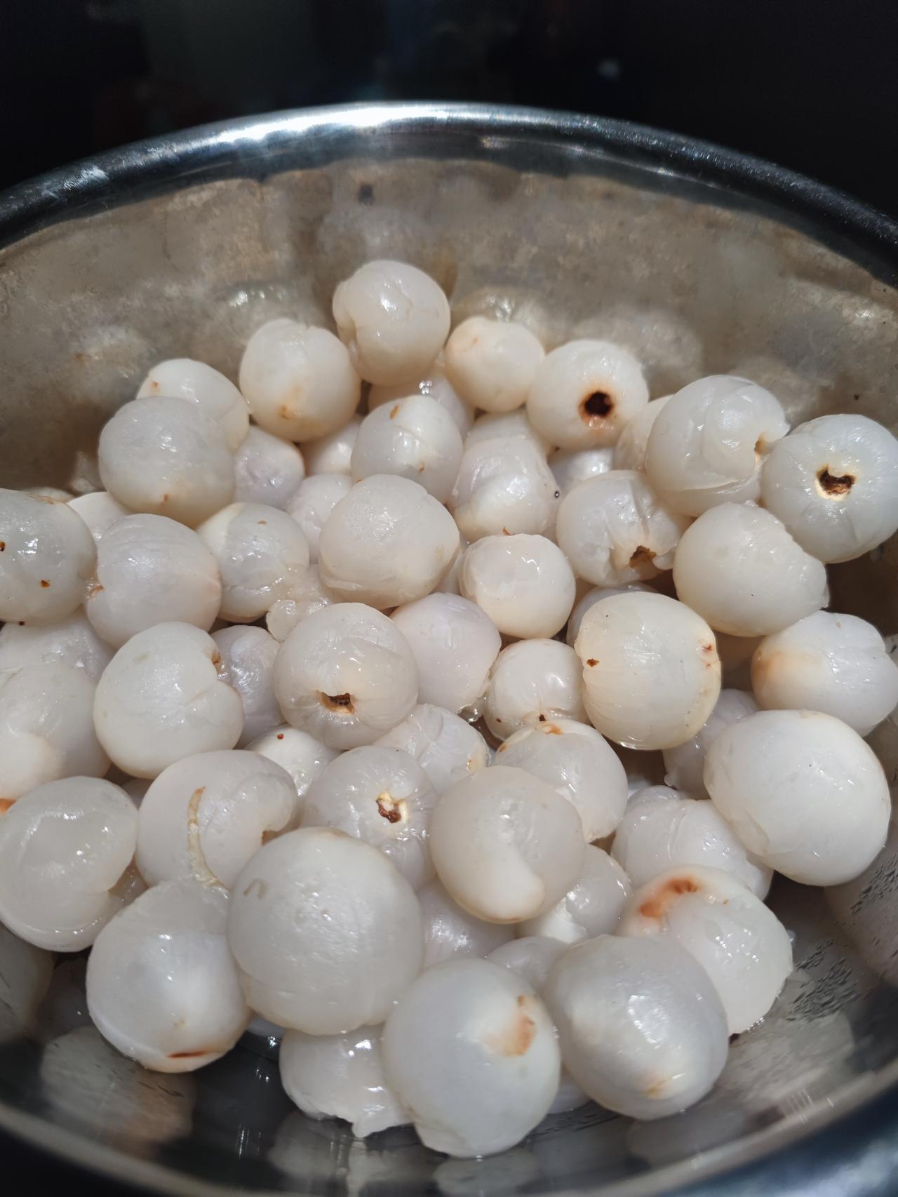 美团的端午礼就是实惠，
一箱岭南荔枝飞过来，
一口一个软糯甜香，
这滋味，真汁味
