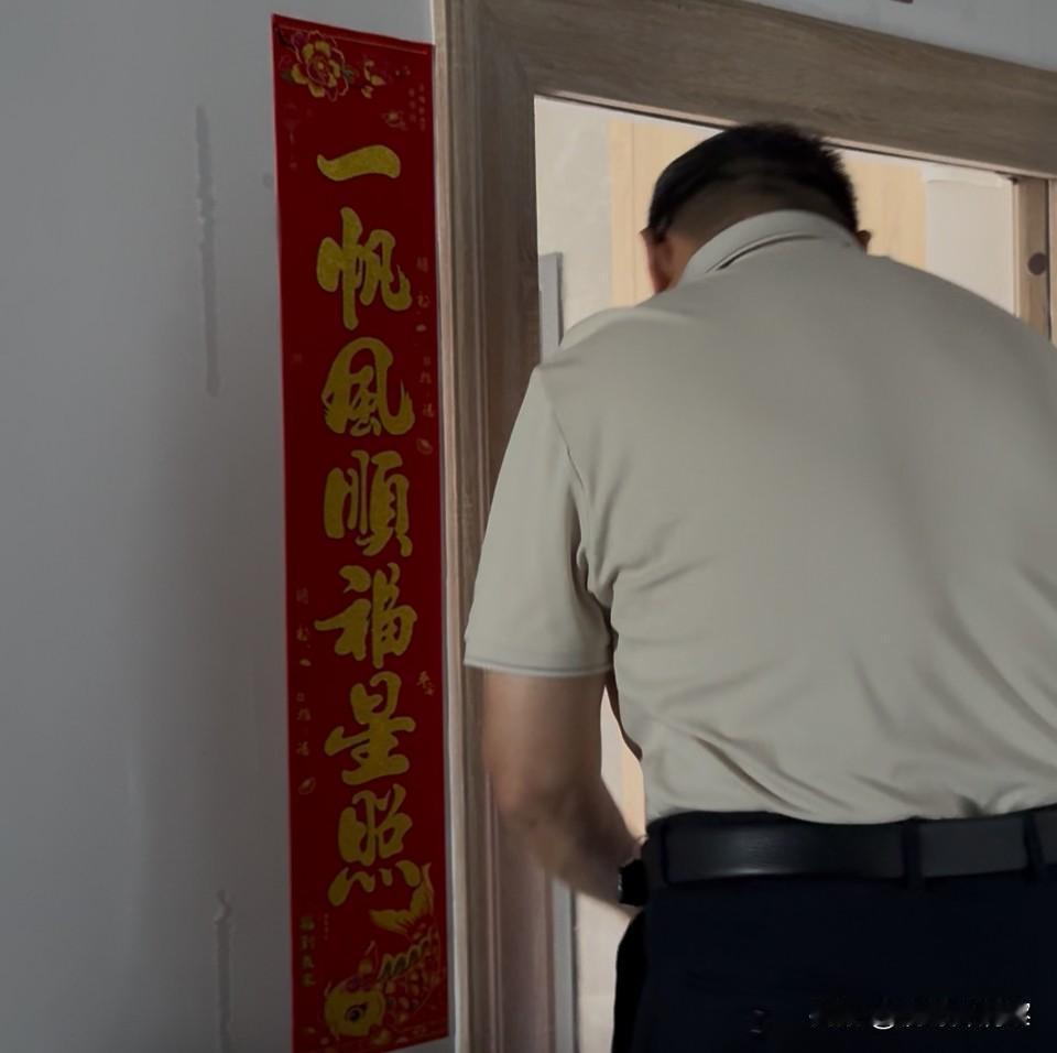 穿着短袖贴春联，
28度的春节，第一次这样过年，很温暖。
给大家拜年，祝福条友们