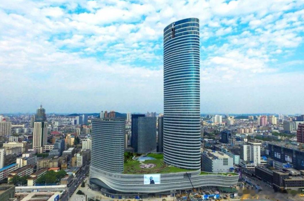 在徐州迎接新年的人们，正通过一场融合汉文化底蕴与冬日烟火气的城市漫游，感受着彭城