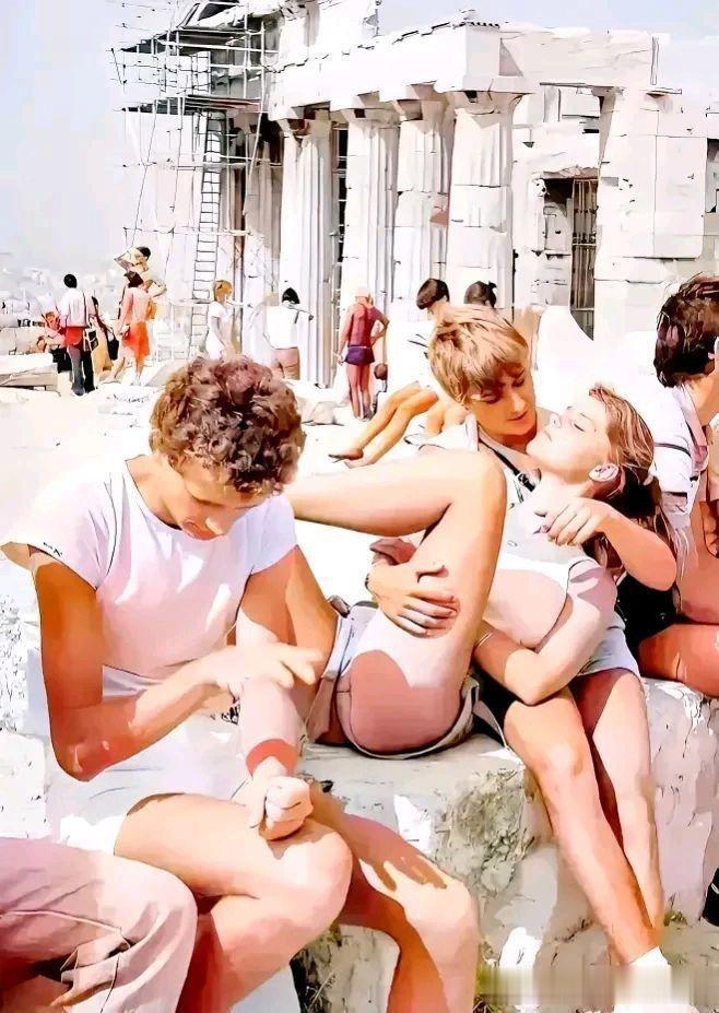 80年代，在希腊卫城游玩的希腊情侣，照片中可以看到，女孩穿着一条相当前卫的超短裙