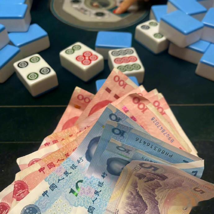 北京，一男子带12000元现金，到某小区地下室玩麻将，他先还了牌友2000块，又
