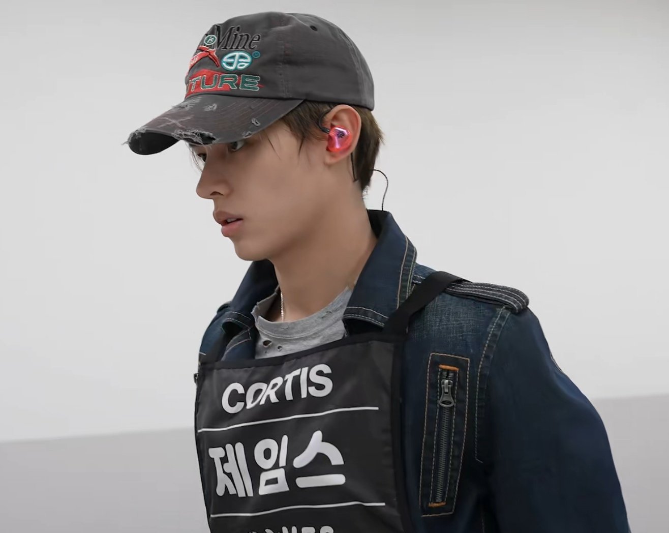 🦅 怎么前面那么帅帅酷酷的，后面突然就呆萌了起来，好可爱啊，懵懵的😮 