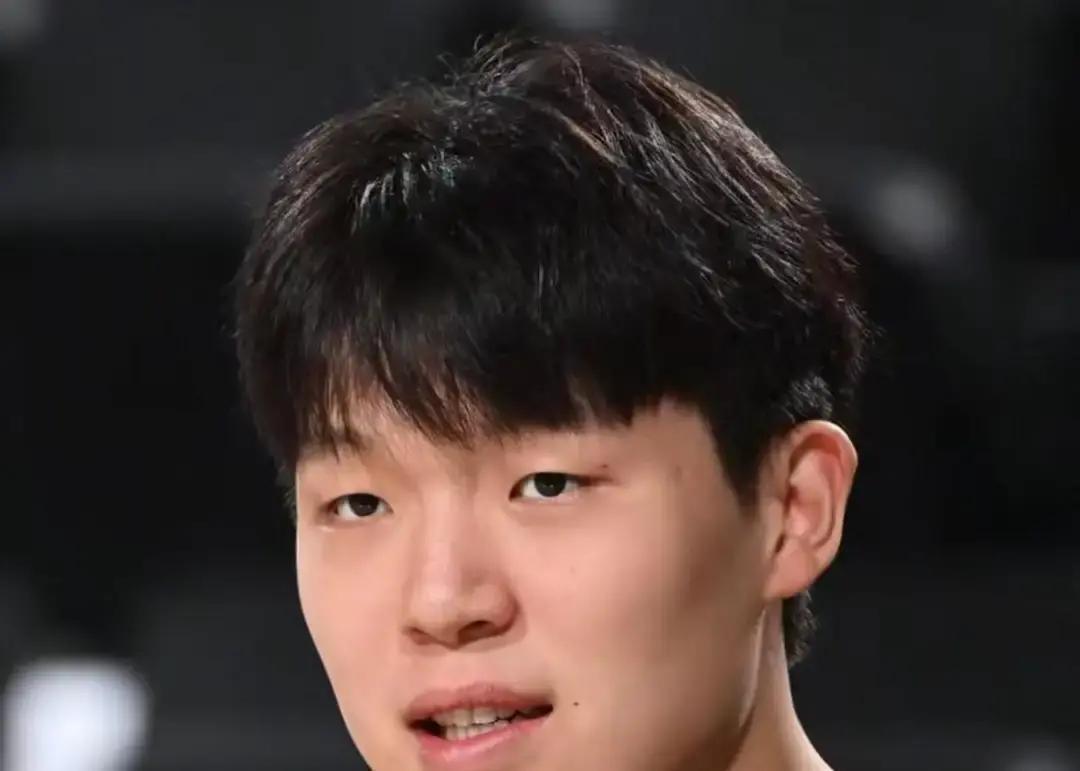 一句夸奖，顶过十天训练？杨瀚森在NBA的转机，竟始于对手阵营里一个19岁少年的评