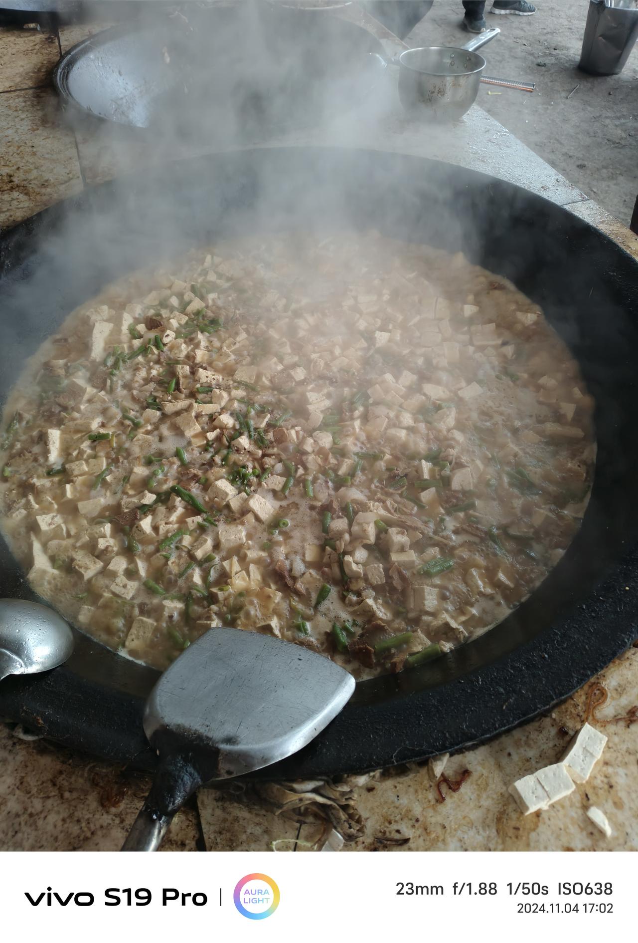 你们家乡的酒席最后一道菜是什么我们这里酒席上开始上一些凉菜，拼盘，中间是热菜，最