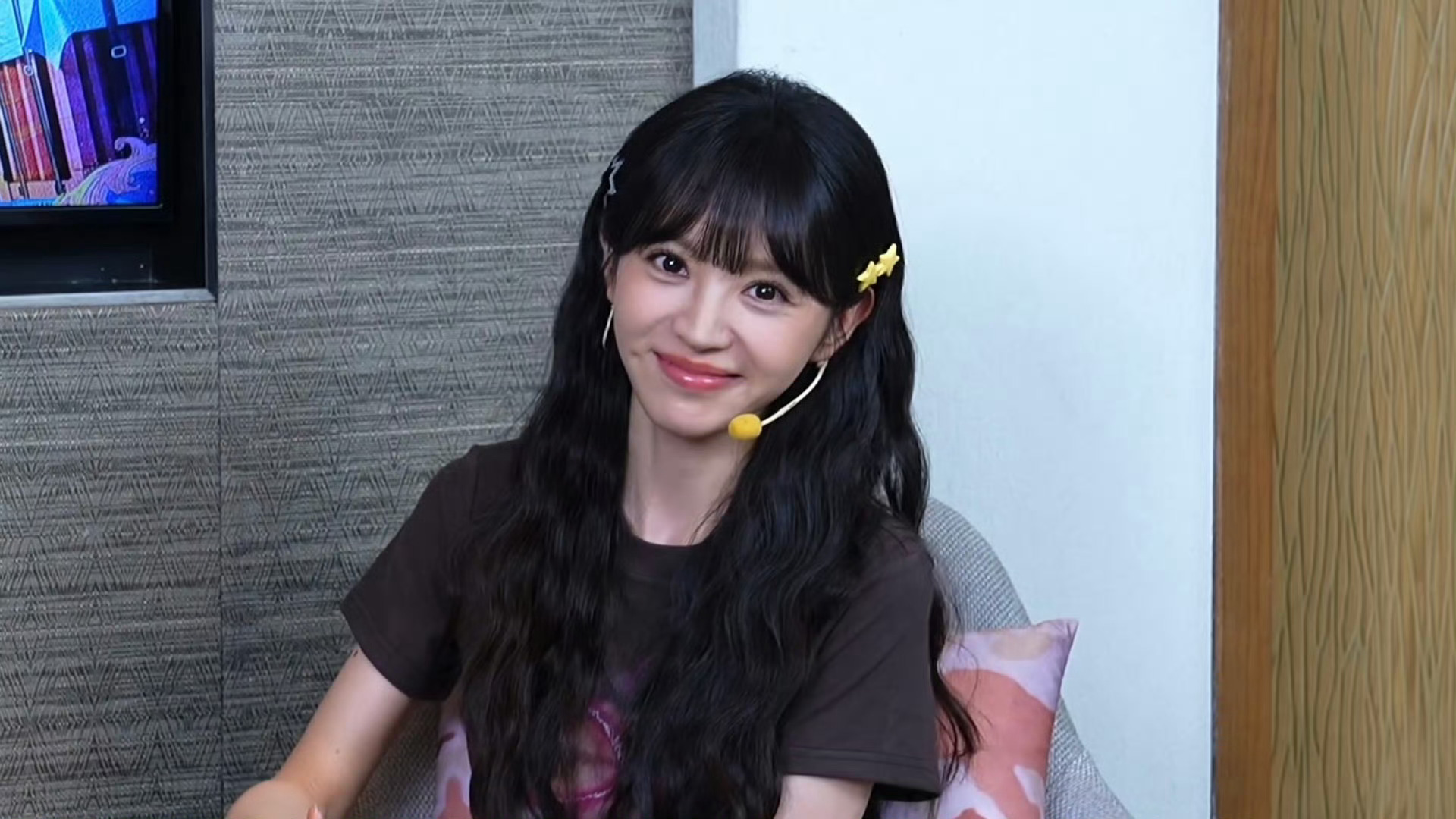 田曦薇逆袭吃鸡中期被敌人偷袭 掉大半 血，还好苟进安全区补 血，最后决赛圈抓住机